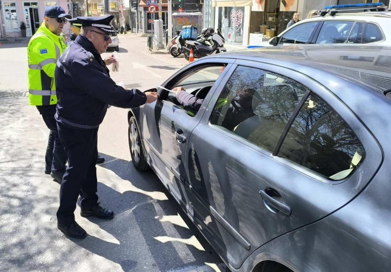 Ενόψει της εορτής του Πάσχα, διανεμήθηκαν ενημερωτικά φυλλάδια από τα Τμήματα Τροχαίας Κοζάνης, Εορδαίας και Καστοριάς, σε διερχόμενους πεζούς και οδηγούς οχημάτων - Eordaialive.com