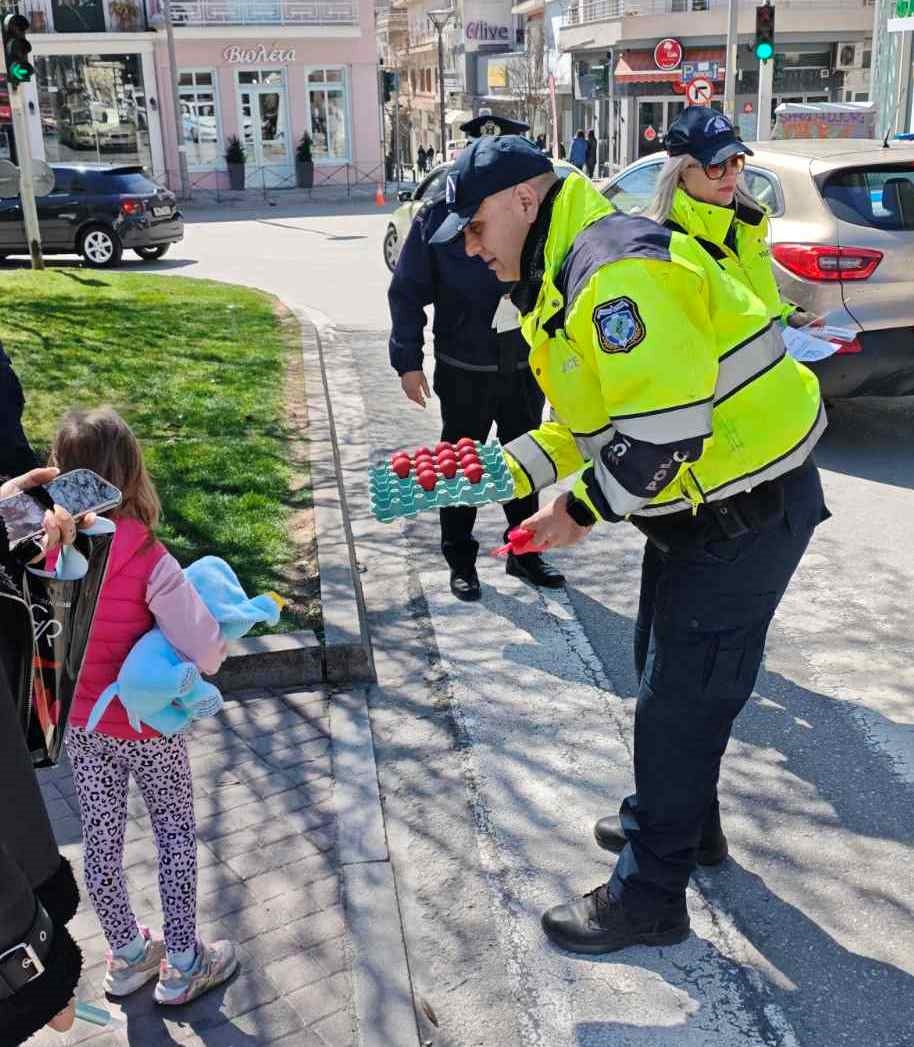Ενόψει της εορτής του Πάσχα, διανεμήθηκαν ενημερωτικά φυλλάδια από τα Τμήματα Τροχαίας Κοζάνης, Εορδαίας και Καστοριάς, σε διερχόμενους πεζούς και οδηγούς οχημάτων - Eordaialive.com