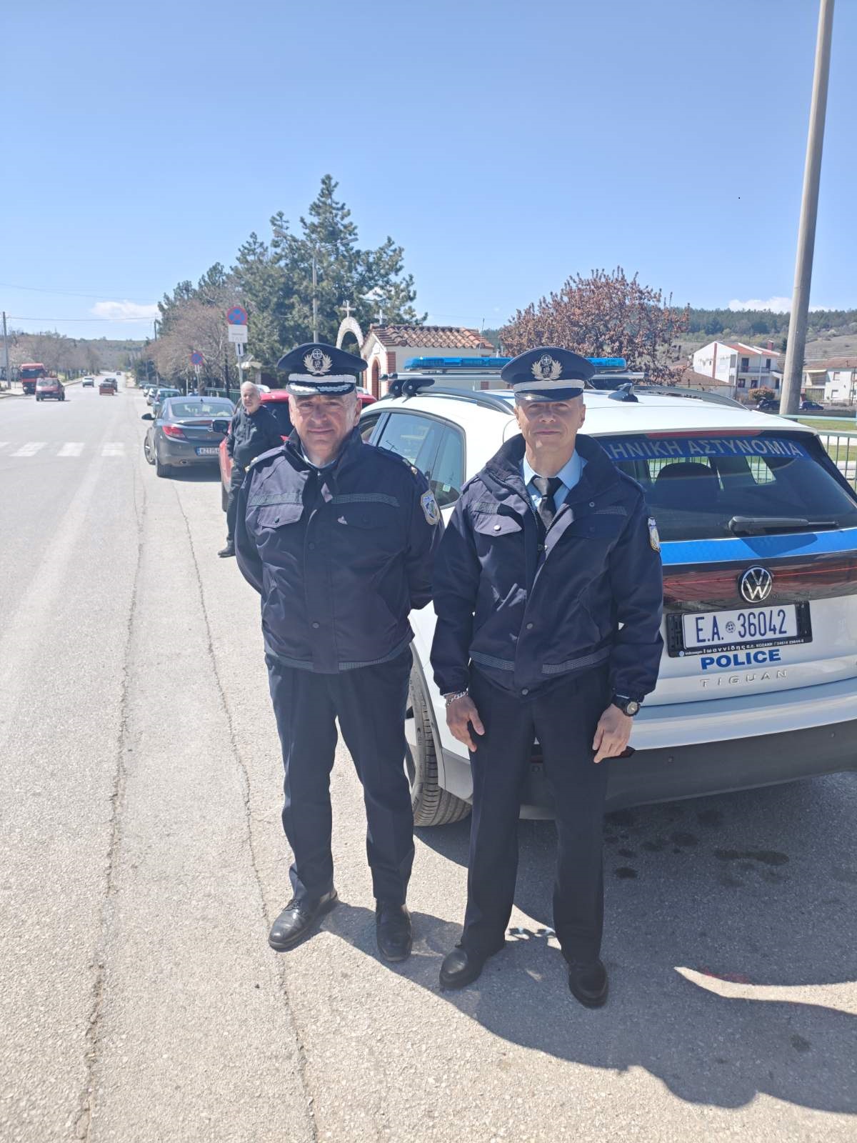 Ενόψει της εορτής του Πάσχα, διανεμήθηκαν ενημερωτικά φυλλάδια από τα Τμήματα Τροχαίας Κοζάνης, Εορδαίας και Καστοριάς, σε διερχόμενους πεζούς και οδηγούς οχημάτων - Eordaialive.com