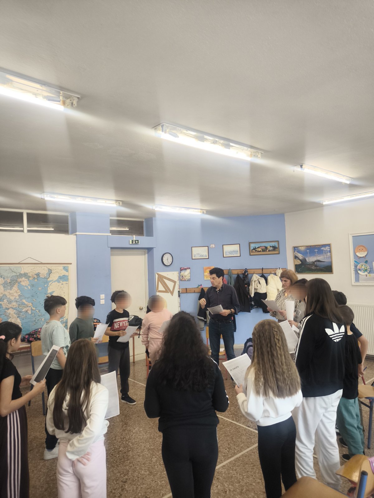 Γαλλικός αέρας» σε Κοζάνη & Πτολεμαΐδα: Η ποίηση έγινε παιχνίδι για εκατοντάδες μαθητές – Διήμερο δράσεων με τον διεθνούς φήμης σκηνοθέτη Éric Cénat | Eordaialive.com Γαλλικός αέρας» σε Κοζάνη & Πτολεμαΐδα: Η ποίηση έγινε παιχνίδι για εκατοντάδες μαθητές – Διήμερο δράσεων με τον διεθνούς φήμης σκηνοθέτη Éric Cénat - Eordaialive.com