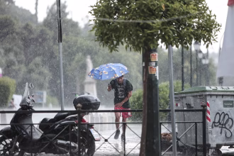 Καιρός: Βροχερός και σήμερα Παρασκευή – Πού θα πέσουν βροχές και καταιγίδες