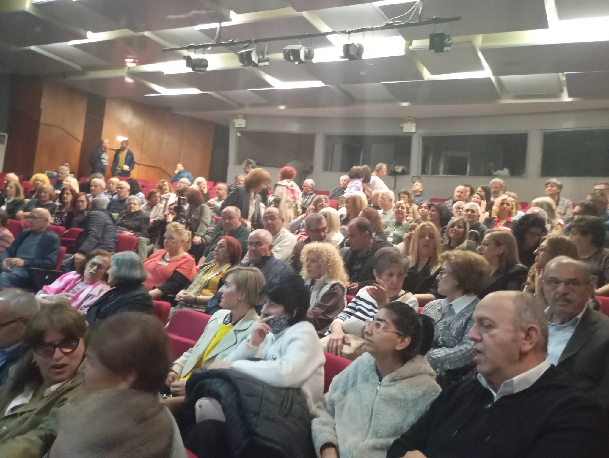 Βαμβακίδης μάγεψε και συγκίνησε ως «Ροδάφ'νον» - Δυνατή συνέχεια για το 2ο Φεστιβάλ Ποντιακού Θεάτρου στην Πτολεμαΐδα | Eordaialive.com Βαμβακίδης μάγεψε και συγκίνησε ως «Ροδάφ'νον» - Δυνατή συνέχεια για το 2ο Φεστιβάλ Ποντιακού Θεάτρου στην Πτολεμαΐδα - Eordaialive.com