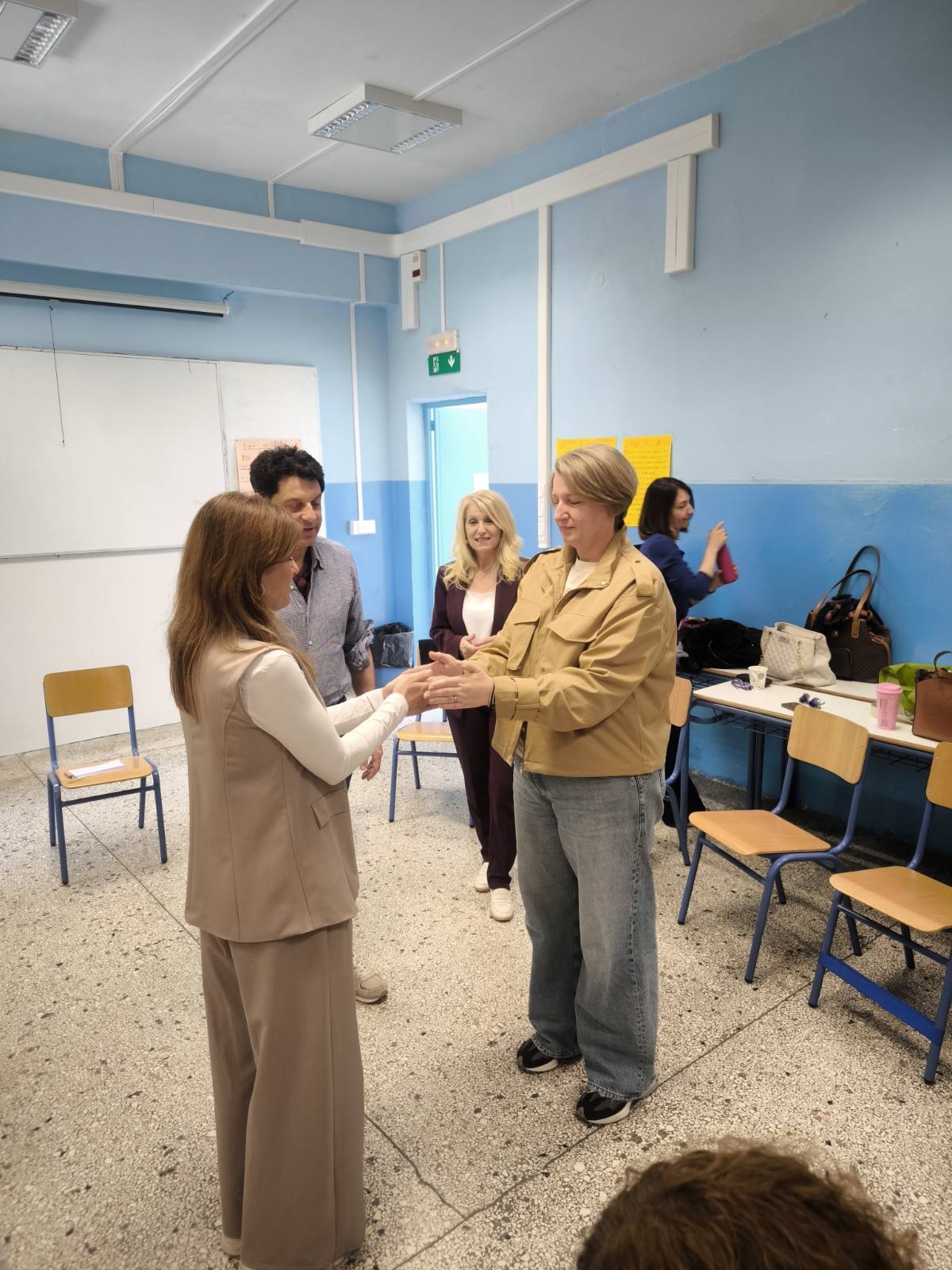 Γαλλικός αέρας» σε Κοζάνη & Πτολεμαΐδα: Η ποίηση έγινε παιχνίδι για εκατοντάδες μαθητές – Διήμερο δράσεων με τον διεθνούς φήμης σκηνοθέτη Éric Cénat | Eordaialive.com Γαλλικός αέρας» σε Κοζάνη & Πτολεμαΐδα: Η ποίηση έγινε παιχνίδι για εκατοντάδες μαθητές – Διήμερο δράσεων με τον διεθνούς φήμης σκηνοθέτη Éric Cénat - Eordaialive.com
