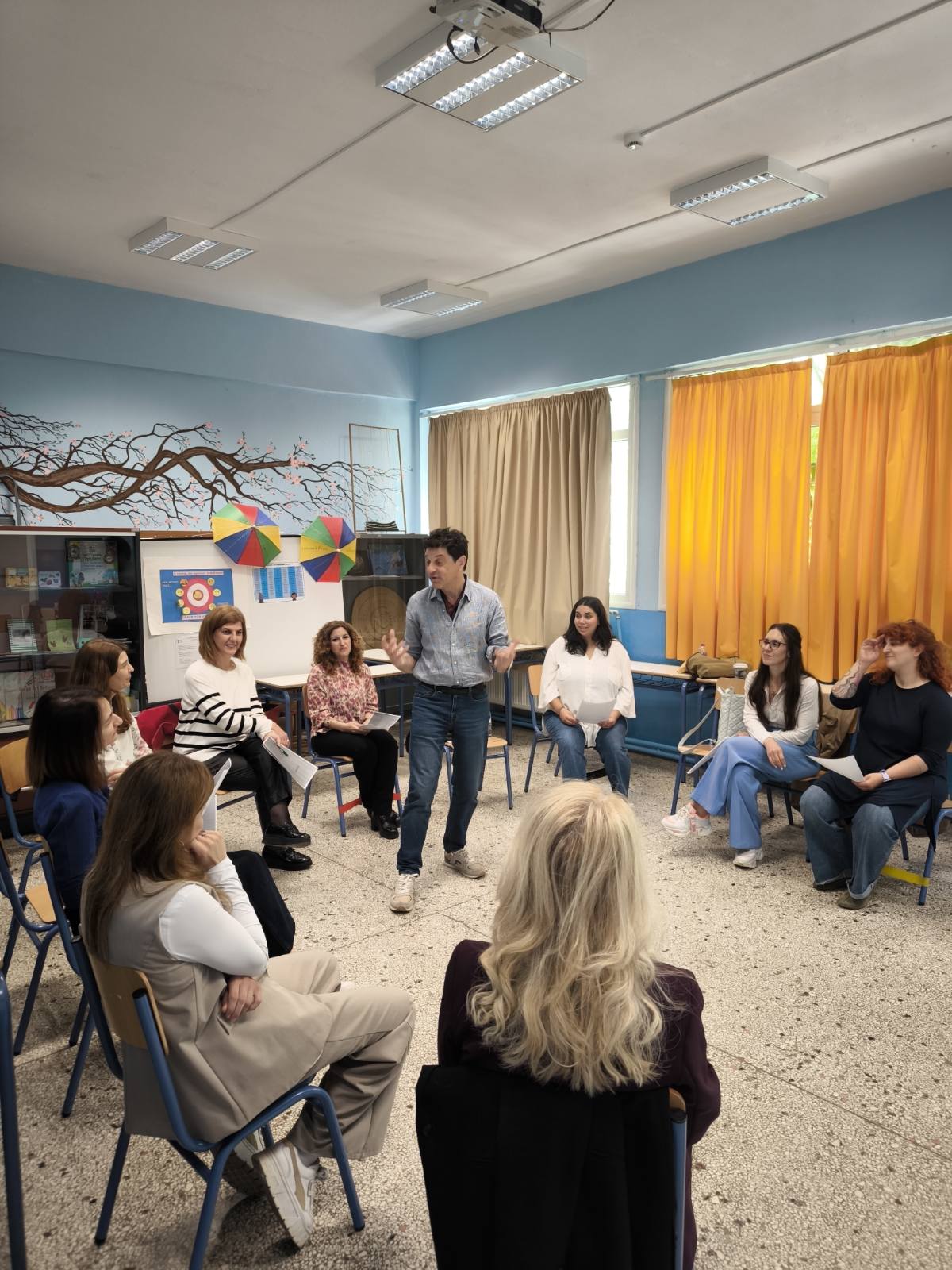 Γαλλικός αέρας» σε Κοζάνη & Πτολεμαΐδα: Η ποίηση έγινε παιχνίδι για εκατοντάδες μαθητές – Διήμερο δράσεων με τον διεθνούς φήμης σκηνοθέτη Éric Cénat | Eordaialive.com Γαλλικός αέρας» σε Κοζάνη & Πτολεμαΐδα: Η ποίηση έγινε παιχνίδι για εκατοντάδες μαθητές – Διήμερο δράσεων με τον διεθνούς φήμης σκηνοθέτη Éric Cénat - Eordaialive.com