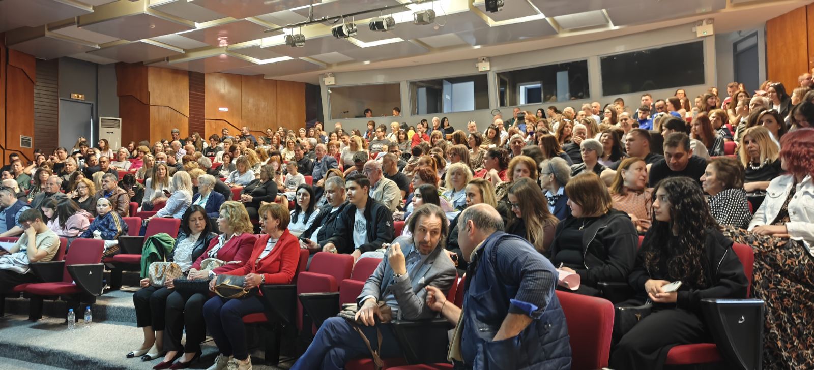 Θρίαμβος για το 3ο ΓΕΛ Πτολεμαΐδας: Οι «Ιππείς» του Αριστοφάνη καθήλωσαν το κοινό | Eordaialive.com Θρίαμβος για το 3ο ΓΕΛ Πτολεμαΐδας: Οι «Ιππείς» του Αριστοφάνη καθήλωσαν το κοινό - Eordaialive.com