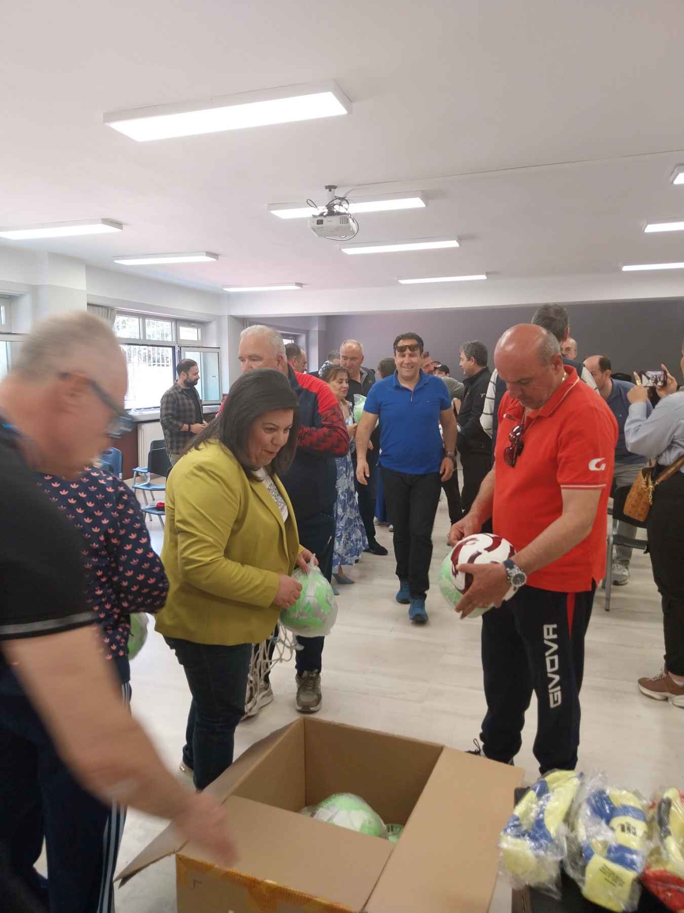 Ξεκίνησε η διανομή αθλητικού εξοπλισμού στις σχολικές μονάδες της Π.Ε. Κοζάνης Πρώτη παράδοση στο Δημόσιο Ωνάσειο ΓΕΛ Κοζάνης | Eordaialive.com Ξεκίνησε η διανομή αθλητικού εξοπλισμού στις σχολικές μονάδες της Π.Ε. Κοζάνης Πρώτη παράδοση στο Δημόσιο Ωνάσειο ΓΕΛ Κοζάνης - Eordaialive.com