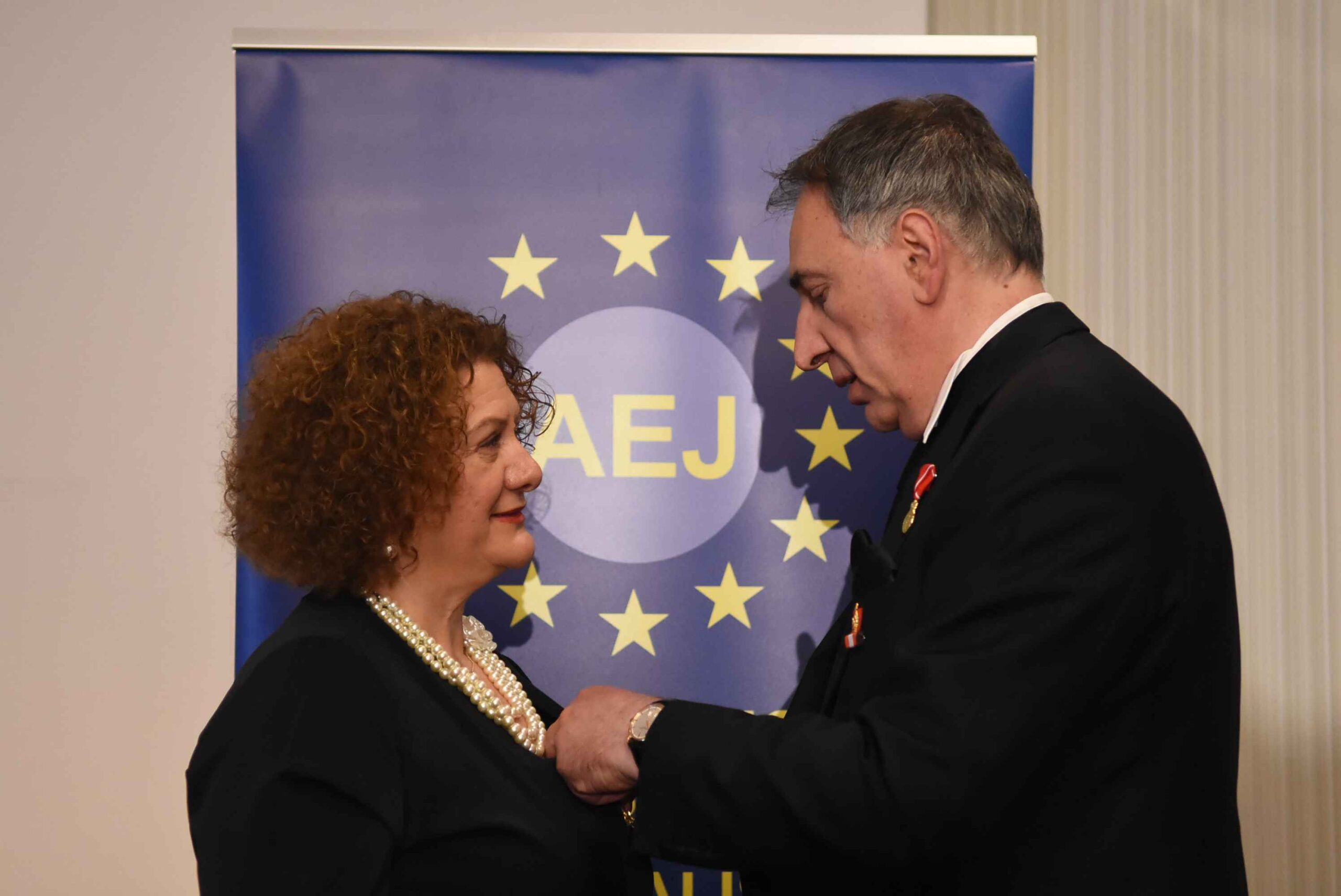 Με το Χρυσό Μετάλλιο της Φλόγας της Ειρήνης τιμήθηκε η Ησαΐα Τσαουσίδου -από το Καπνοχώρι Κοζάνης- Πρόεδρος της Ένωσης Ευρωπαίων Δημοσιογράφων | Eordaialive.com Με το Χρυσό Μετάλλιο της Φλόγας της Ειρήνης τιμήθηκε η Ησαΐα Τσαουσίδου -από το Καπνοχώρι Κοζάνης- Πρόεδρος της Ένωσης Ευρωπαίων Δημοσιογράφων - Eordaialive.com