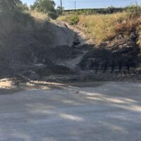 Η έντονη νεροποντή που σημειώθηκε χθες, προκάλεσε προβλήματα σε σημεία του οδικού δικτύου του Δημου μας, με πτώσεις δέντρων και μεταφορά μεγάλων ποσοτήτων χώματος, λάσπης και φερτών υλικών στο οδόστρωμα. Τα συνεργεία του Δήμου Αμυνταίου και το εργατικό προσωπικό κινητοποιήθηκαν άμεσα και προχώρησαν στον καθαρισμό των δρόμων, στην απομάκρυνση των δέντρων και των φερτών υλικών, καθώς και στις απαραίτητες παρεμβάσεις για την αμεση και ασφαλή αποκατάσταση της κυκλοφορίας. Με αφορμή, ωστόσο, τα προβλήματα που καταγράφηκαν, επισημαίνεται για ακόμη μία φορά ότι η αυθαίρετη διάνοιξη προσβάσεων και παρόδων από καλλιεργητές προς τα αγροτεμάχιά τους, χωρίς προηγούμενη άδεια και χωρίς την κατάλληλη τεχνική διαμόρφωση, ενέχει σοβαρούς κινδύνους. Κατά τη διάρκεια έντονων βροχοπτώσεων, οι πρόχειρες αυτές διανοίξεις λειτουργούν ως δίοδοι απορροής, με αποτέλεσμα μεγάλες ποσότητες νερού, χώματος και λάσπης να καταλήγουν στο οδόστρωμα, θέτοντας σε κίνδυνο οδηγούς και διερχόμενους. Τα αποτελέσματα αυτών των πρακτικών έγιναν ιδιαίτερα εμφανή κατά τη χθεσινή κακοκαιρία. Ο Δήμος Αμυνταίου καλεί τους καλλιεργητές να μην προχωρούν σε καμία αυθαίρετη παρέμβαση στο οδικό δίκτυο ή στα πρανή των δρόμων και να απευθύνονται προηγουμένως στις αρμόδιες υπηρεσίες του Δήμου. Η προστασία της ανθρώπινης ζωής και η ασφάλεια των μετακινήσεων αποτελούν ευθύνη όλων μας.