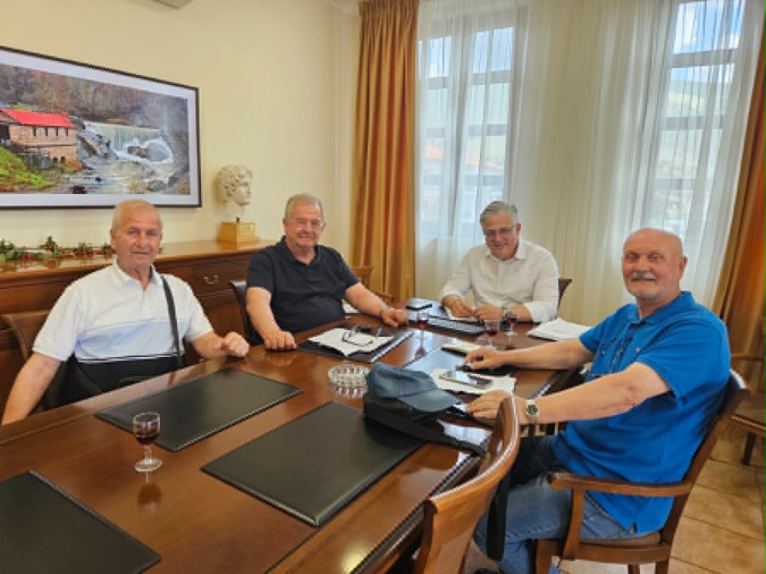 Συνάντηση της αντιπροσωπείας του κόμματος «Δημοκράτες» με τον Δήμαρχο Βοΐου Χρήστο Ζευκλή στη Σιάτιστα