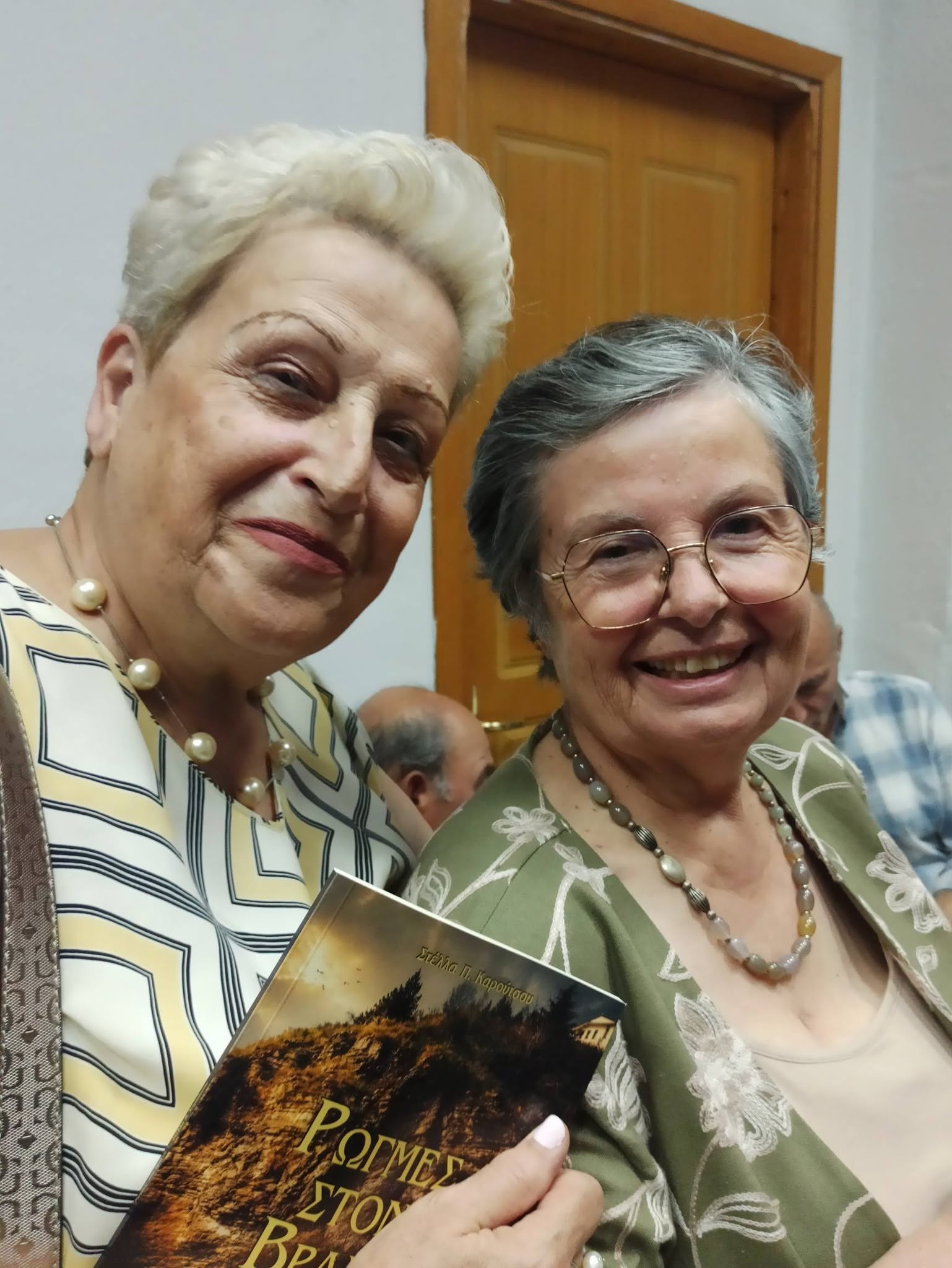 Μια βραδιά γεμάτη ποίηση στην Πτολεμαΐδα: Παρουσιάστηκε με επιτυχία η συλλογή «Ρωγμές στον Βράχο» της Στέλλας Καρούτσου - Ιακωβίδου | Eordaialive.com Μια βραδιά γεμάτη ποίηση στην Πτολεμαΐδα: Παρουσιάστηκε με επιτυχία η συλλογή «Ρωγμές στον Βράχο» της Στέλλας Καρούτσου - Ιακωβίδου - Eordaialive.com