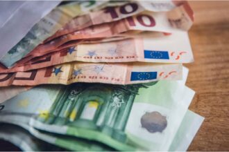 Ειδικό «επίδομα ενοικίου» από τον ΟΠΕΚΑ: Ποια αλλαγή έρχεται στην καταβολή του – Δείτε αναλυτικά παραδείγματα