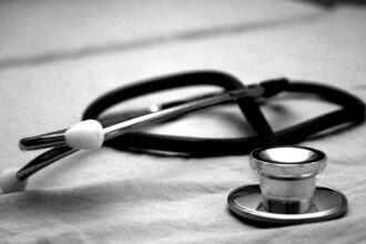 Σύνταξη στα 62 για 120.000 υγειονομικούς – Η ένταξή τους στα βαρέα και ανθυγιεινά αλλάζει τα όρια ηλικίας, τις εισφορές και την αναγνώριση προϋπηρεσίας