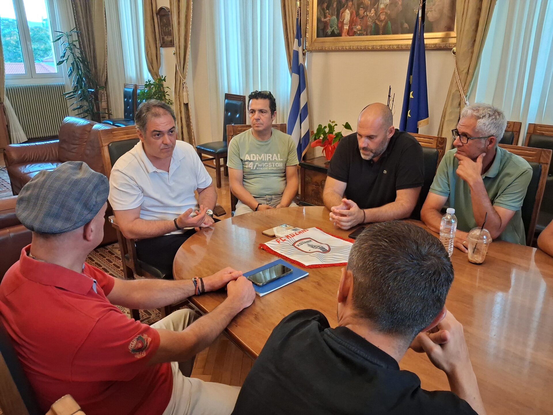 Συνάντηση Κοκκαλιάρη με την ποδοσφαιρική ομάδα της Κοζάνης – Στο πλευρό του ιστορικού σωματείου ο Δήμος Κοζάνης (Φωτογραφίες) | Eordaialive.com Συνάντηση Κοκκαλιάρη με την ποδοσφαιρική ομάδα της Κοζάνης – Στο πλευρό του ιστορικού σωματείου ο Δήμος Κοζάνης (Φωτογραφίες) - Eordaialive.com