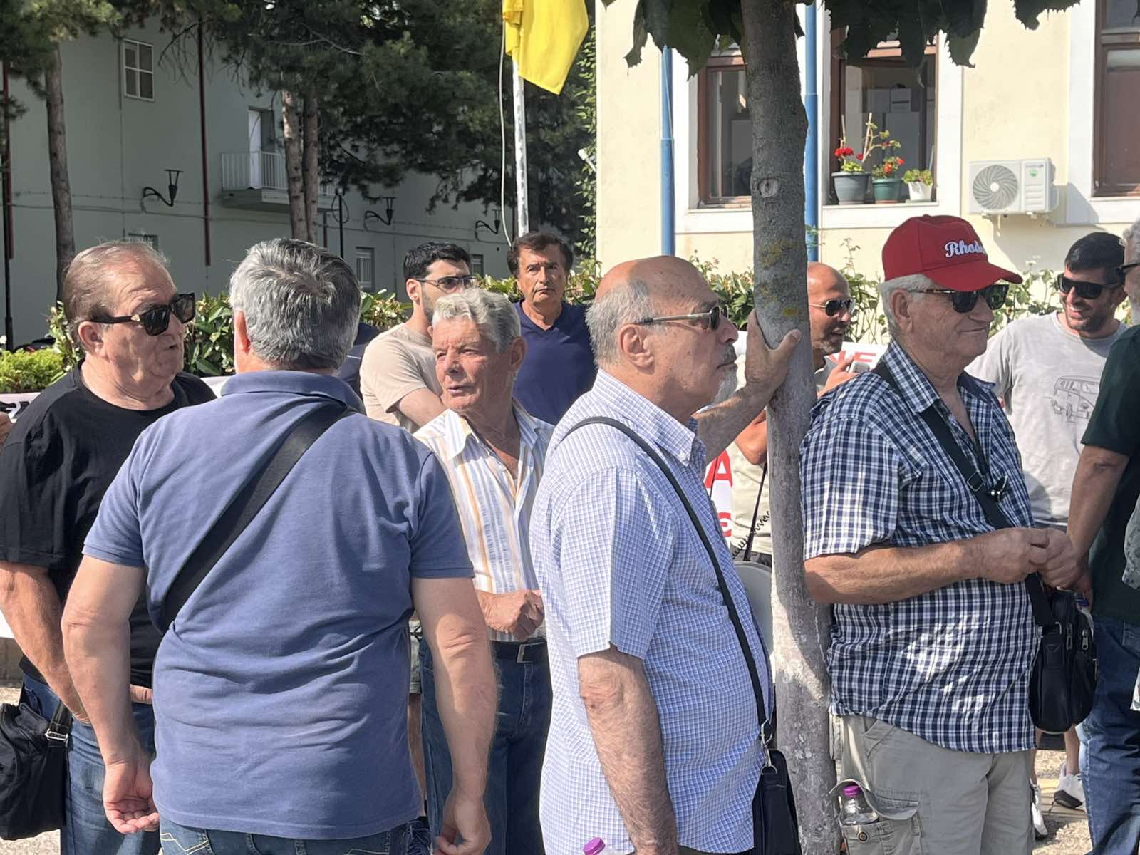 Αυτή τη στιγμή κινητοποίηση διμαρτυρίας (εν αναμονή της άφιξης του Υπουργού) έξω από το Δημαρχείο Εορδαίας από τον ΠΑΣΑΣ-ΔΕΗ: Ο δολοφόνος επιστρέφει πάντα στον τόπο του εγκλήματος. | Eordaialive.com Αυτή τη στιγμή κινητοποίηση διμαρτυρίας (εν αναμονή της άφιξης του Υπουργού) έξω από το Δημαρχείο Εορδαίας από τον ΠΑΣΑΣ-ΔΕΗ: Ο δολοφόνος επιστρέφει πάντα στον τόπο του εγκλήματος. - Eordaialive.com