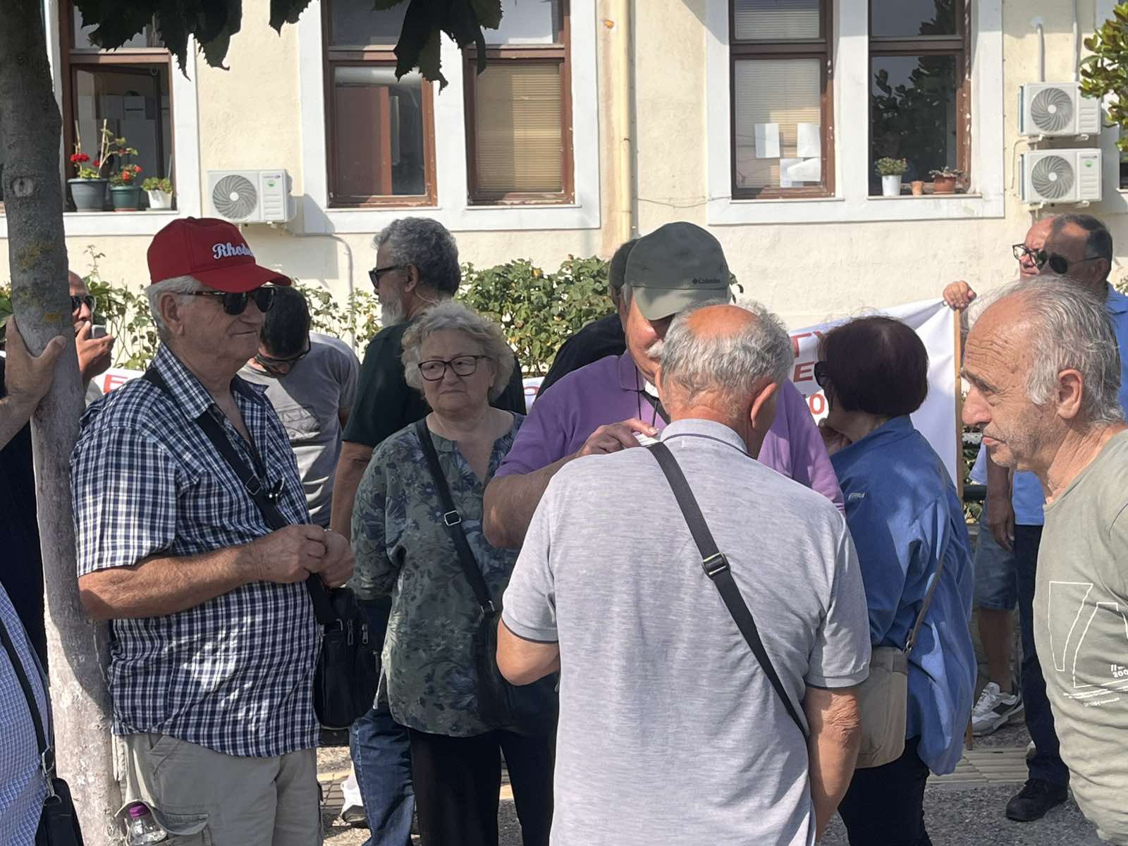 Αυτή τη στιγμή κινητοποίηση διμαρτυρίας (εν αναμονή της άφιξης του Υπουργού) έξω από το Δημαρχείο Εορδαίας από τον ΠΑΣΑΣ-ΔΕΗ: Ο δολοφόνος επιστρέφει πάντα στον τόπο του εγκλήματος. | Eordaialive.com Αυτή τη στιγμή κινητοποίηση διμαρτυρίας έξω από το Δημαρχείο Εορδαίας από τον ΠΑΣΑΣ-ΔΕΗ: Ο δολοφόνος επιστρέφει πάντα στον τόπο του εγκλήματος.