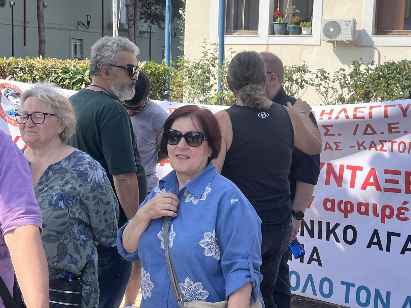 Αυτή τη στιγμή κινητοποίηση διμαρτυρίας (εν αναμονή της άφιξης του Υπουργού) έξω από το Δημαρχείο Εορδαίας από τον ΠΑΣΑΣ-ΔΕΗ: Ο δολοφόνος επιστρέφει πάντα στον τόπο του εγκλήματος. | Eordaialive.com Αυτή τη στιγμή κινητοποίηση διμαρτυρίας (εν αναμονή της άφιξης του Υπουργού) έξω από το Δημαρχείο Εορδαίας από τον ΠΑΣΑΣ-ΔΕΗ: Ο δολοφόνος επιστρέφει πάντα στον τόπο του εγκλήματος. - Eordaialive.com