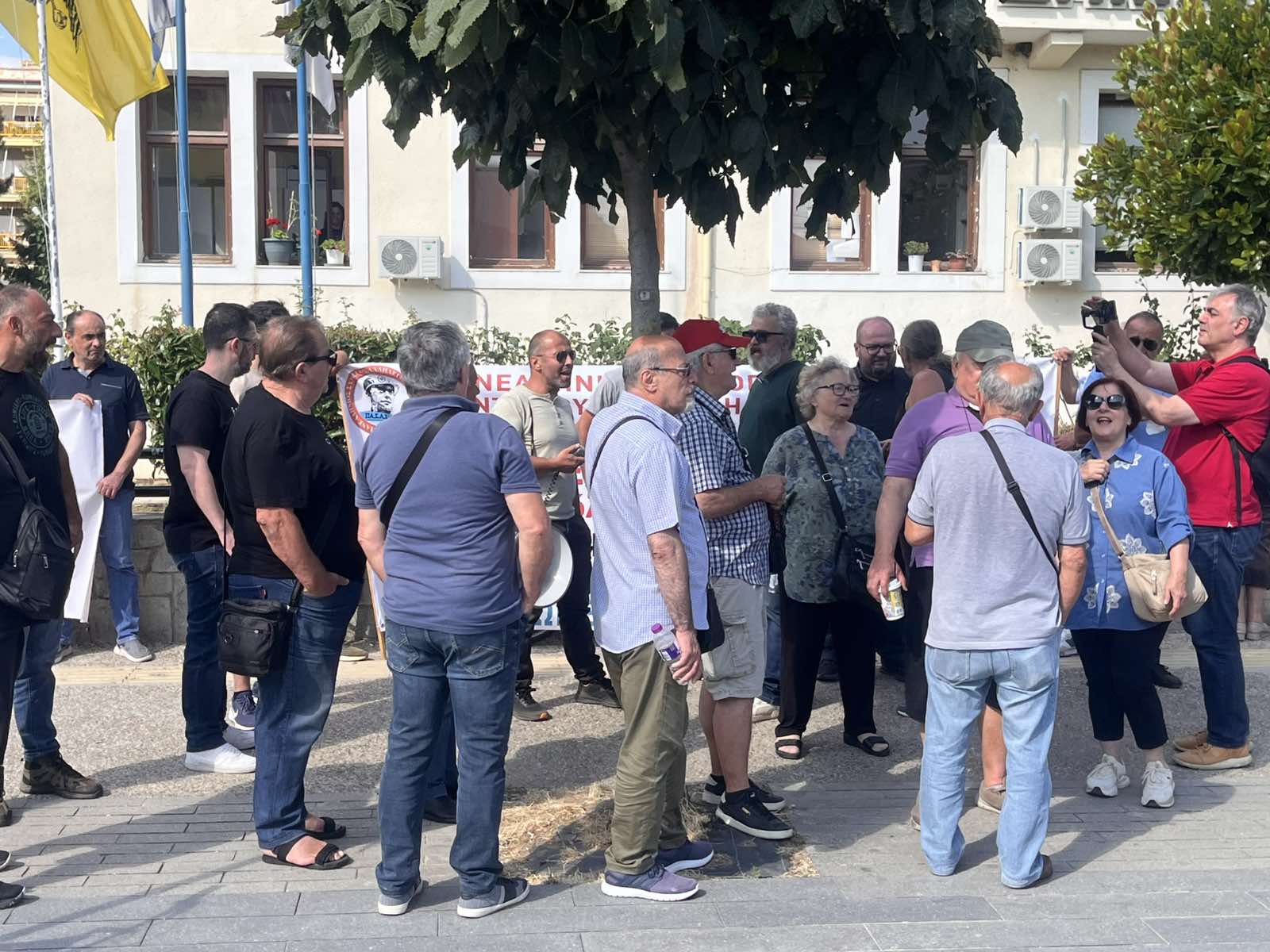 Αυτή τη στιγμή κινητοποίηση διμαρτυρίας (εν αναμονή της άφιξης του Υπουργού) έξω από το Δημαρχείο Εορδαίας από τον ΠΑΣΑΣ-ΔΕΗ: Ο δολοφόνος επιστρέφει πάντα στον τόπο του εγκλήματος. | Eordaialive.com Αυτή τη στιγμή κινητοποίηση διμαρτυρίας (εν αναμονή της άφιξης του Υπουργού) έξω από το Δημαρχείο Εορδαίας από τον ΠΑΣΑΣ-ΔΕΗ: Ο δολοφόνος επιστρέφει πάντα στον τόπο του εγκλήματος. - Eordaialive.com
