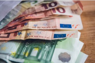 Ειδικά βοηθήματα των 1.000 ευρώ και 700 ευρώ από τον ΟΠΕΚΑ: Έως αύριο οι αιτήσεις – Ποιους αφορά