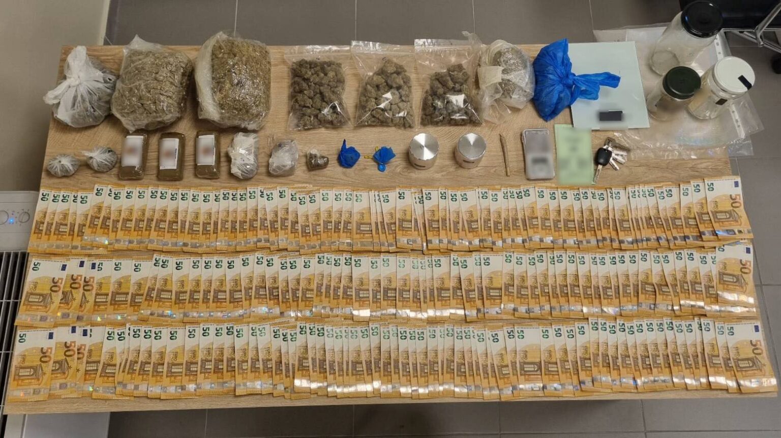 Καστοριά: Χειροπέδες σε 42χρονο Διακινητή με Πάνω από 2 Κιλά Κάνναβη, Κοκαΐνη και 10.550 Ευρώ