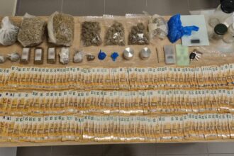 Καστοριά: Χειροπέδες σε 42χρονο Διακινητή με Πάνω από 2 Κιλά Κάνναβη, Κοκαΐνη και 10.550 Ευρώ