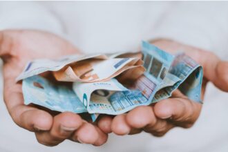 Κατώτατος μισθός 2027: Αυτά είναι τα νέα επικρατέστερα σενάρια για την αύξηση του – Ποια μεγάλη αλλαγή εξετάζεται