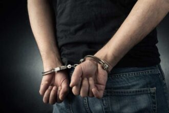 Πτολεμαΐδα: Προσποιήθηκαν τους πελάτες και έκλεψαν σούπερ μάρκετ – Χειροπέδες από τη ΔΙ.ΑΣ. σε 62χρονο και 68χρονη