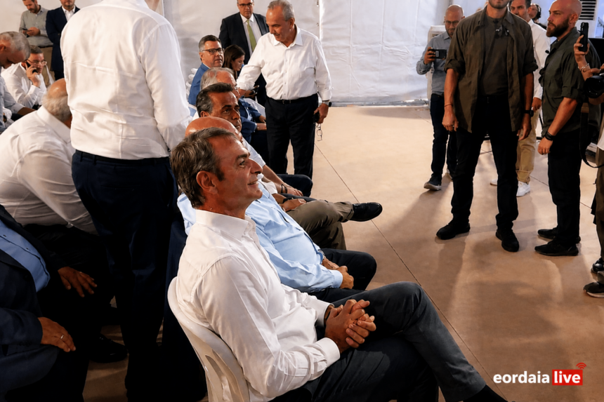Ο Πρωθυπουργός Κυριάκος Μητσοτάκης κατά την επίσκεψή του στη Wonderplant στην Πτολεμαΐδα.