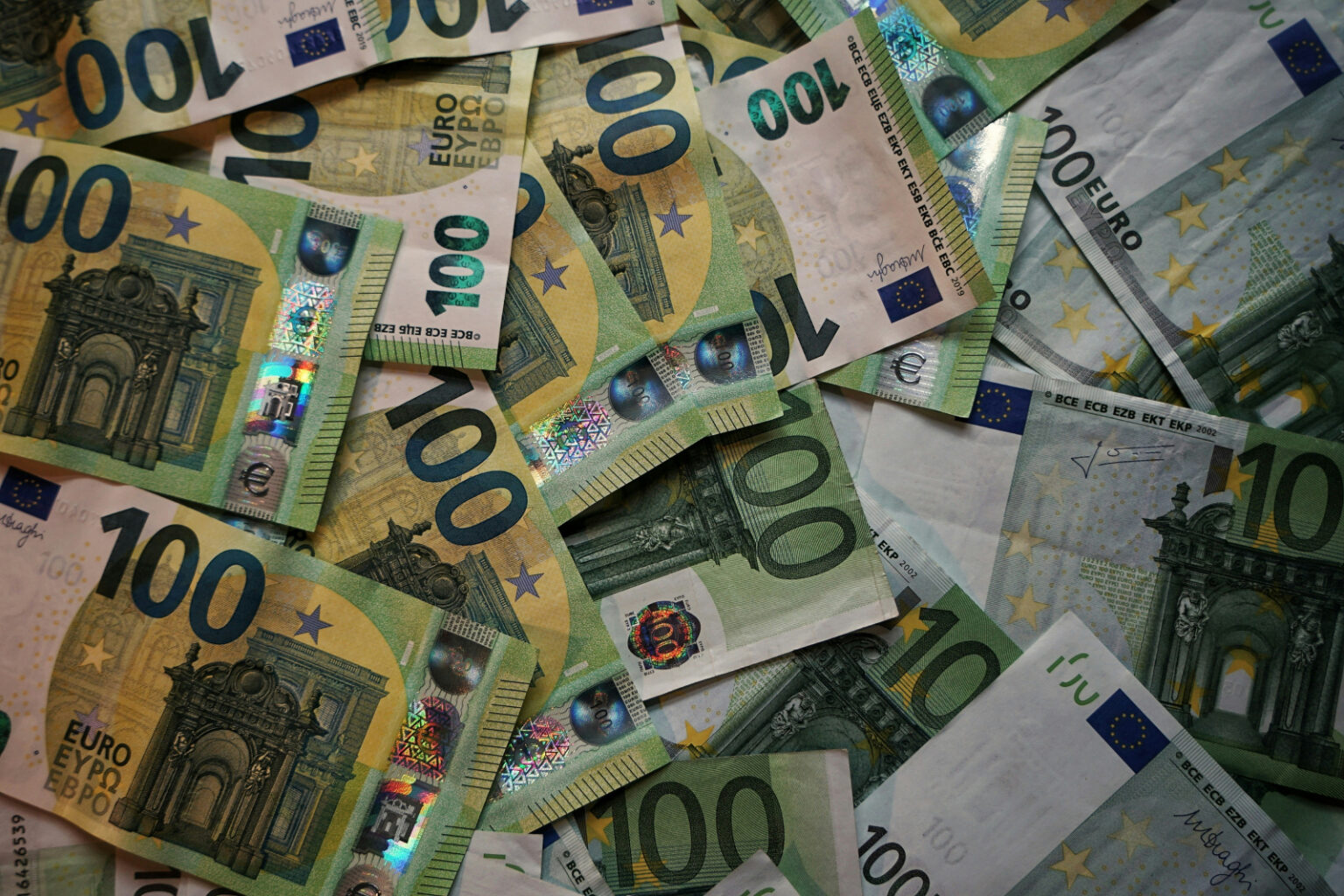 Επίδομα 300 ευρώ: Ποιοι χάνουν την ενίσχυση και ποιοι μπορεί να πάρουν περισσότερα