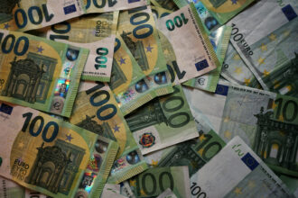 Επίδομα 300 ευρώ: Ποιοι χάνουν την ενίσχυση και ποιοι μπορεί να πάρουν περισσότερα
