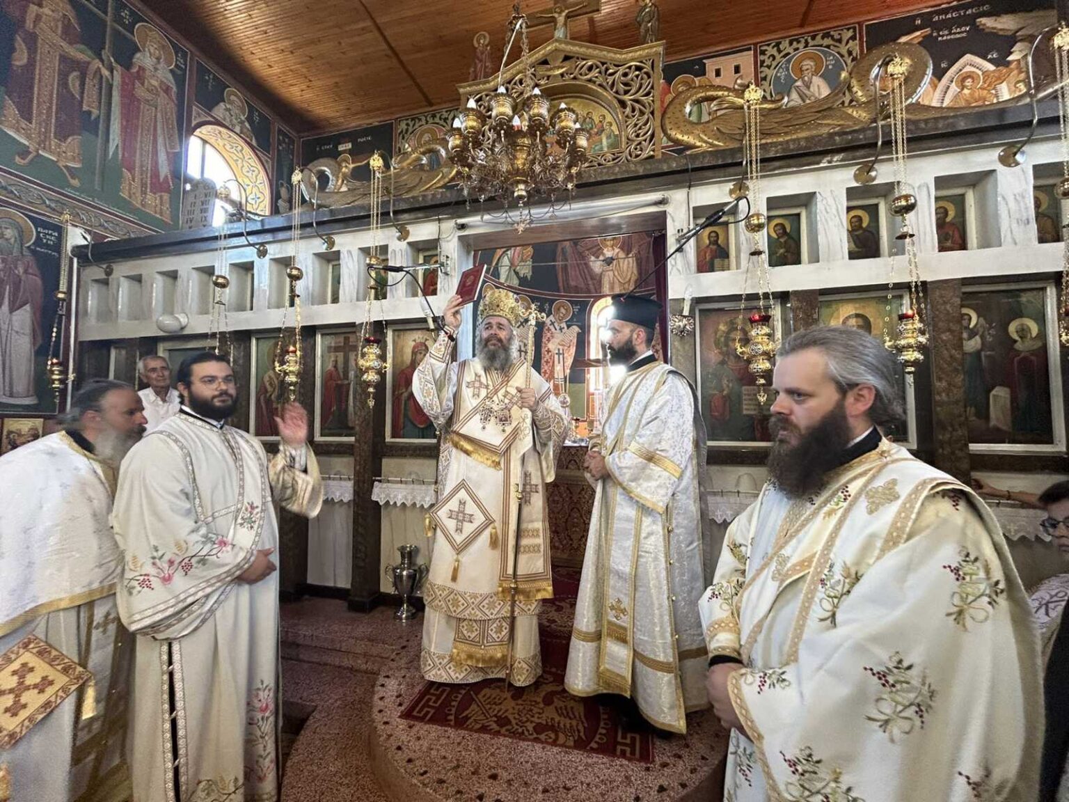 Σε κλίμα βαθιάς συγκίνησης η χειροτονία του νέου Διακόνου π. Γεωργίου Κωνσταντινόπουλου από τον Μητροπολίτη κ. Ειρηναίο στους Λόφους Φλώρινας