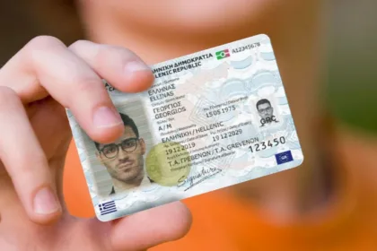 Τέλος εποχής για τις «μπλε» ταυτότητες – Τι ισχύει από σήμερα για τα ταξίδια