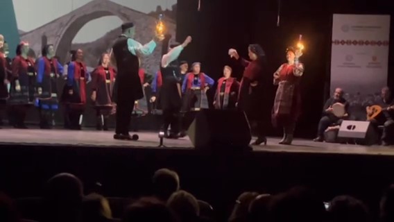 Γρεβενιώτες Κοζάνης στην αίθουσα τέχνης για την εκδήλωση ΓΕΦΥΡΕΣ-ΔΙΑΥΛΟΙ ΠΟΛΙΤΙΣΜΟΥ…ΕΣΕΙΣ ΒΟΥΝΑ ΤΩΝ ΓΡΕΒΕΝΩΝ - Eordaialive.com