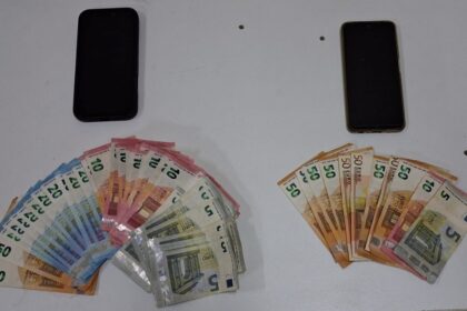 Συνελήφθη 34χρονος ημεδαπός σε περιοχή της Καστοριάς, ο οποίος μετέφερε παράνομα με Δ.Χ.Ε. αυτοκίνητο, προς το εσωτερικό της χώρας, έναν αλλοδαπό