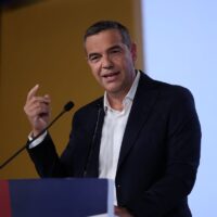 Τσίπρας στη Θεσσαλονίκη: Κατώτατος μισθός στα 1000 ευρώ, ΦΠΑ 6% στα βασικά είδη, κατάργηση Πανελληνίων - Eordaialive.com