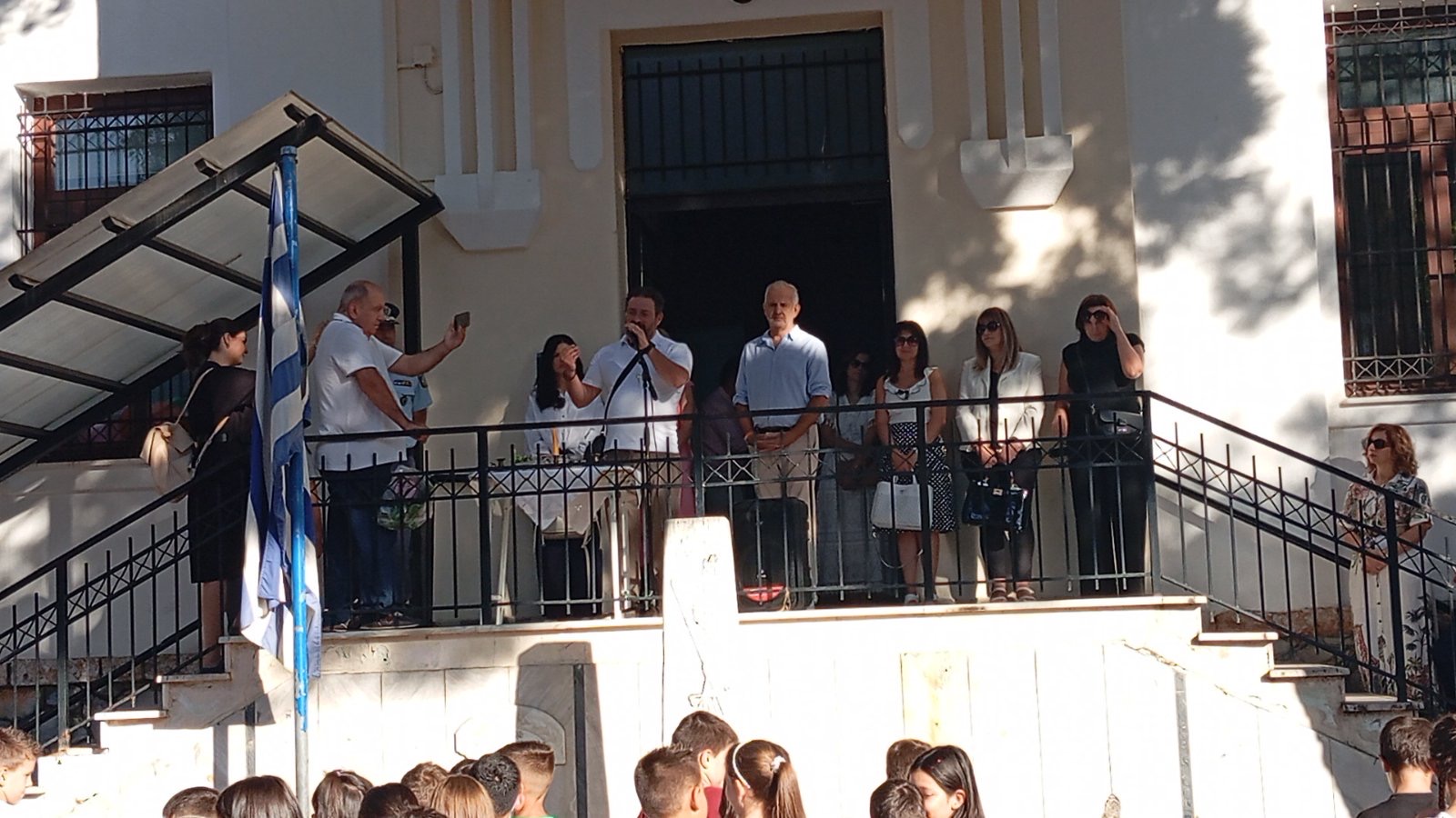 Πρώτο κουδούνι στο ιστορικό «Πέτρινο»: Ο καθιερωμένος Αγιασμός στο 1ο Δημοτικό Σχολείο Πτολεμαΐδας για τη νέα σχολική χρονιά (Βίντεο - Φωτό) - Eordaialive.com