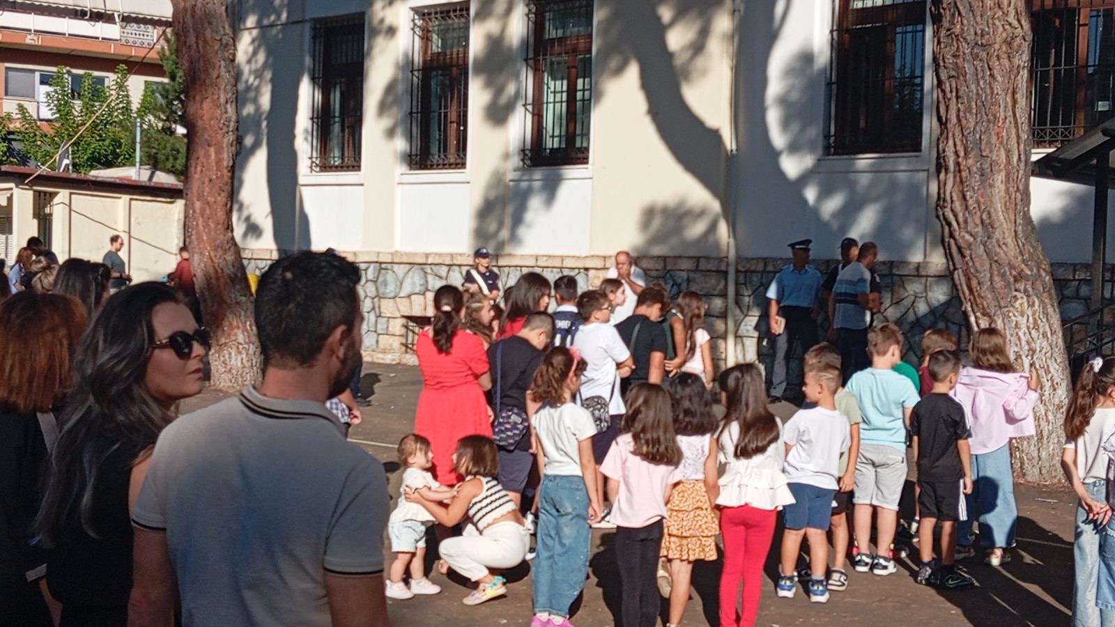 Πρώτο κουδούνι στο ιστορικό «Πέτρινο»: Ο καθιερωμένος Αγιασμός στο 1ο Δημοτικό Σχολείο Πτολεμαΐδας για τη νέα σχολική χρονιά (Βίντεο - Φωτό) | Eordaialive.com Πρώτο κουδούνι στο ιστορικό «Πέτρινο»: Ο καθιερωμένος Αγιασμός στο 1ο Δημοτικό Σχολείο Πτολεμαΐδας για τη νέα σχολική χρονιά (Βίντεο - Φωτό) - Eordaialive.com