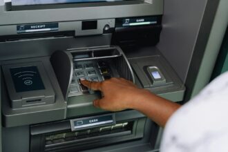 Πληρωμές e-ΕΦΚΑ και ΔΥΠΑ: Ποιοι θα δουν χρήματα στους λογαριασμούς τους από σήμερα