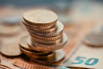 Πότε θα καταβληθεί η «13η σύνταξη» και το Δώρο Χριστουγέννων στο Δημόσιο - Στα 1.000€ ο κατώτατος το 2028